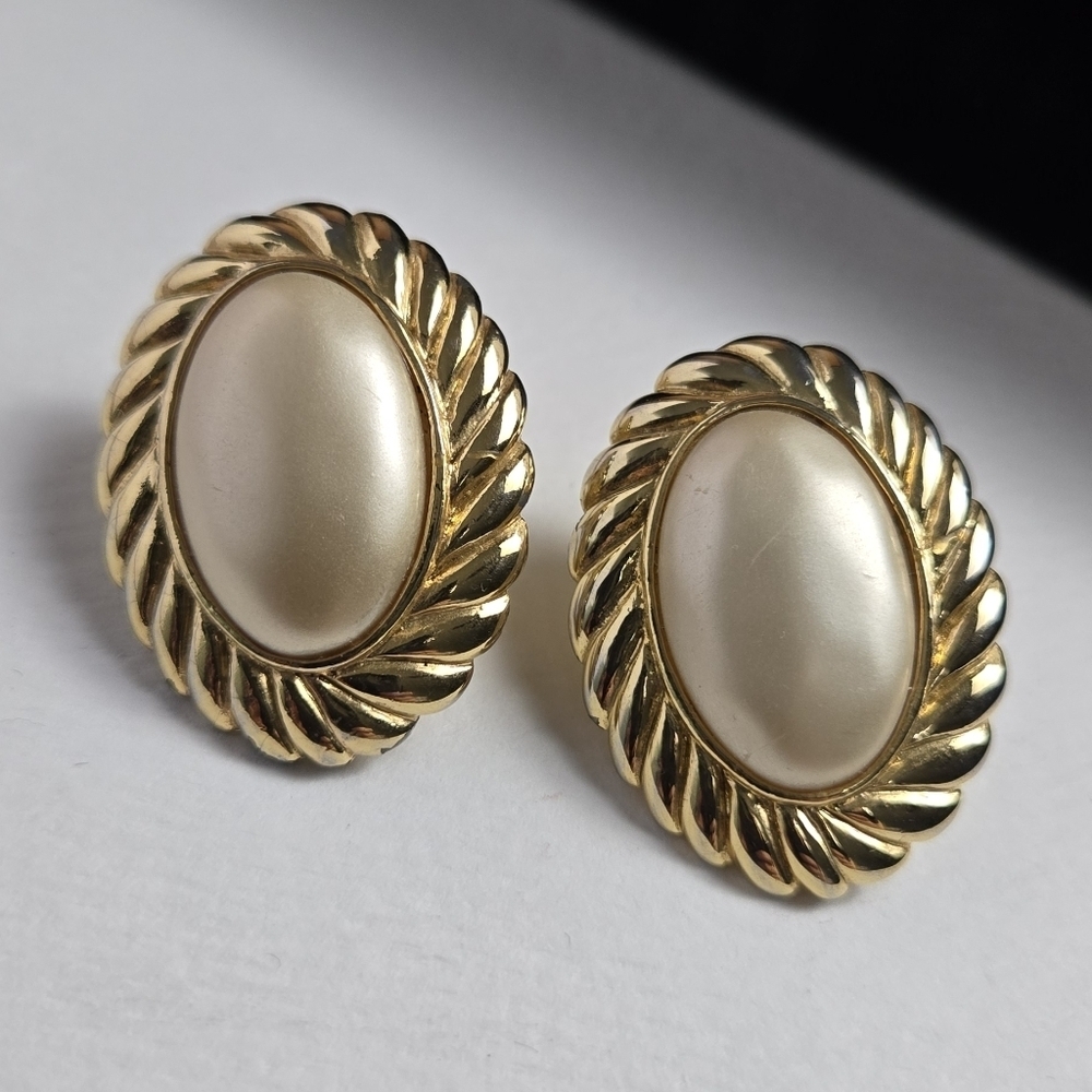 Carolee Vintage Gold Tone Cream Fuax Pearl Stud Earrings